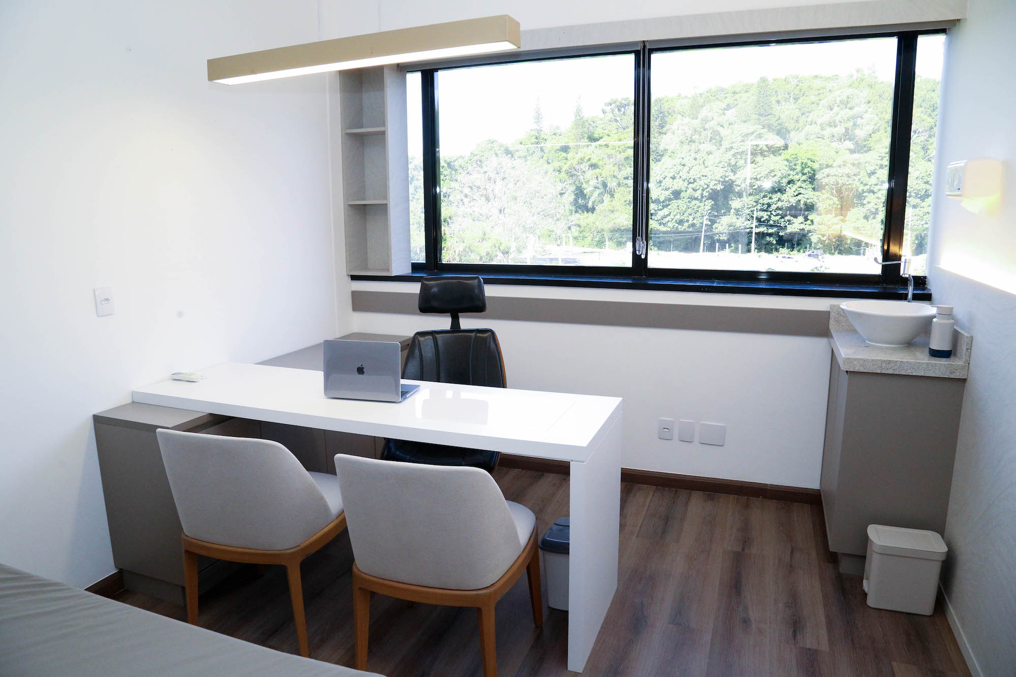 Médica especialista em dor em atendimento humanizado